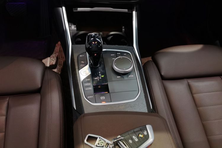 宝马3系 2020款 325i M运动套装中控内饰18