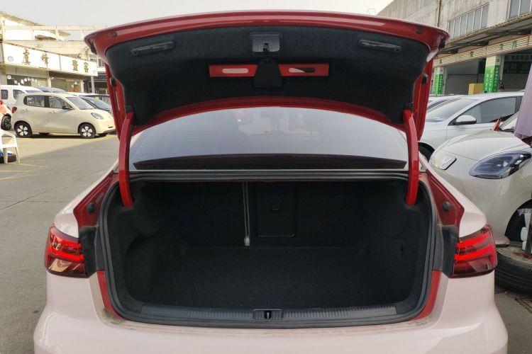 奥迪A3 2018款 30周年年型 Limousine 35 TFSI 时尚型机舱底盘23