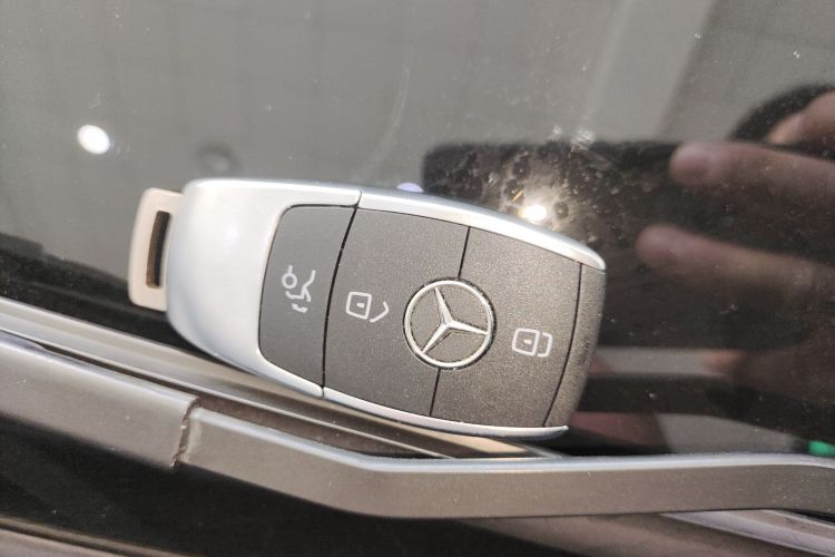 奔驰C级 2019款 C 180 L 时尚型运动版中控内饰11