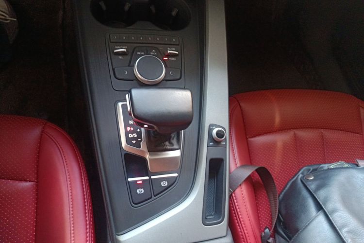 奥迪A4L 2018款 30周年年型 40 TFSI 进取型中控内饰18