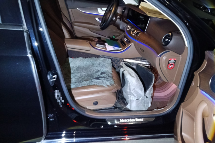 奔驰E级 2023款 改款 E 300 L 时尚型局部细节9005