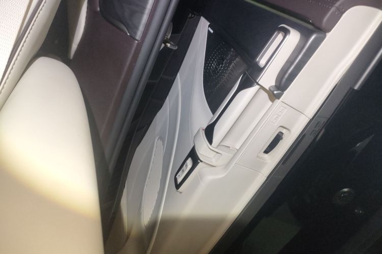 腾势D9 2024款 DM-i 980 四驱尊贵型中控内饰7008