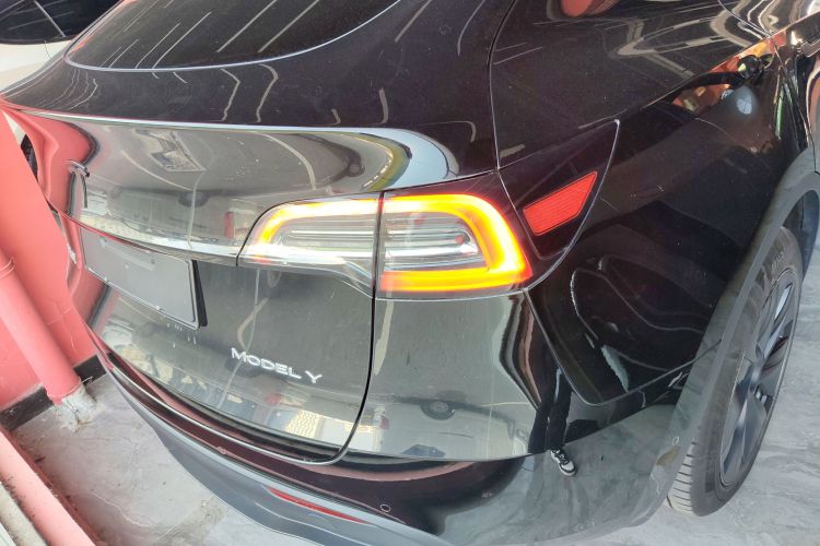 特斯拉 Model Y 2023款 长续航全轮驱动版车身外观6