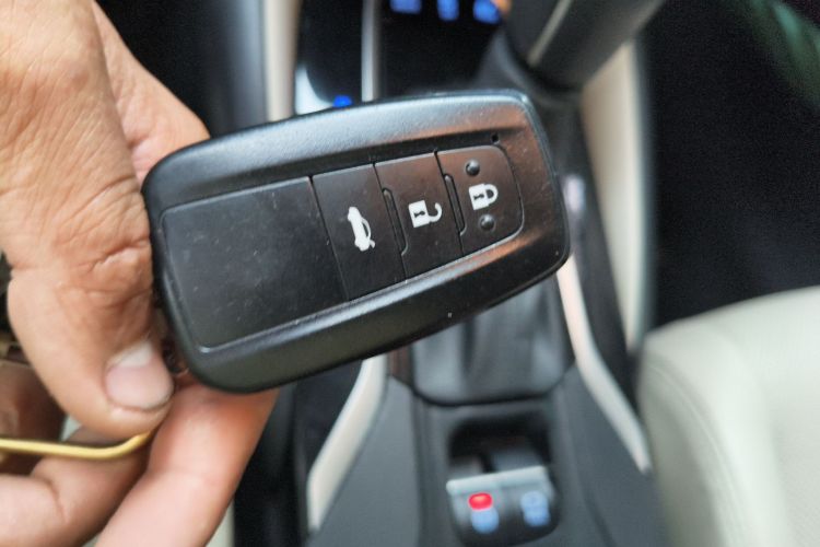 丰田 卡罗拉 2019款 双擎 1.8L E-CVT旗舰版中控内饰7001