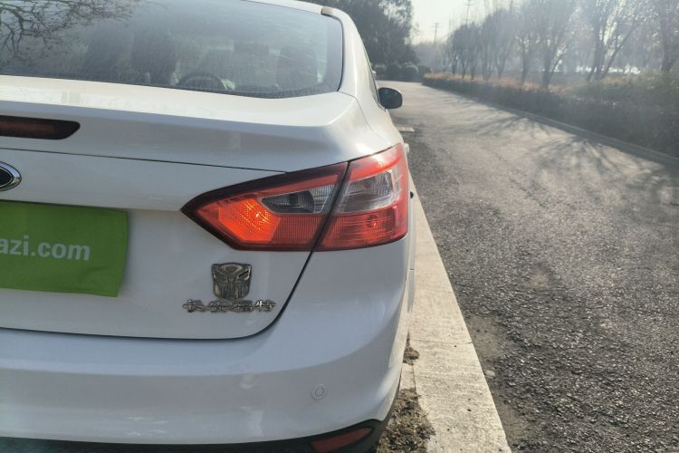 福特 福克斯 2012款 三厢 1.6L 手动风尚型车身外观9