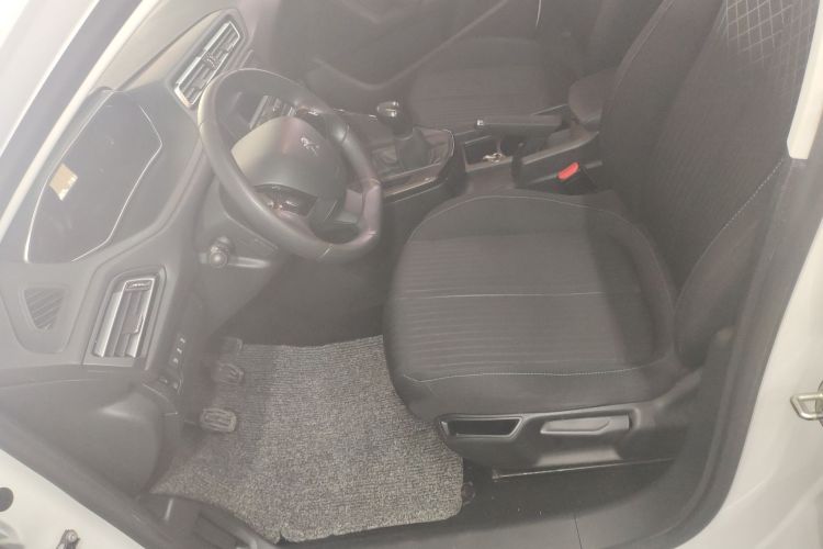 标致308 2018款 1.6L 手动时尚版中控内饰19