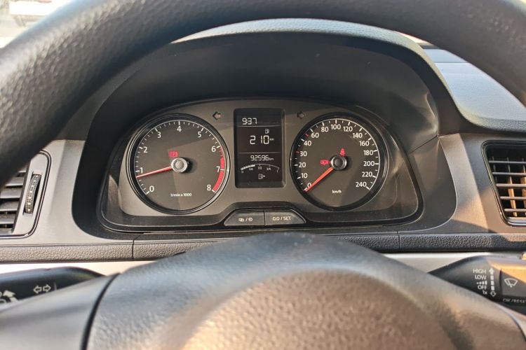 大众 朗逸 2013款 改款经典 1.6L 手动风尚版中控内饰14