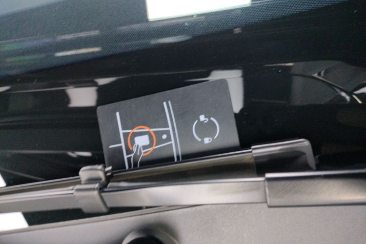 特斯拉 Model Y 2024款 后轮驱动版中控内饰7001