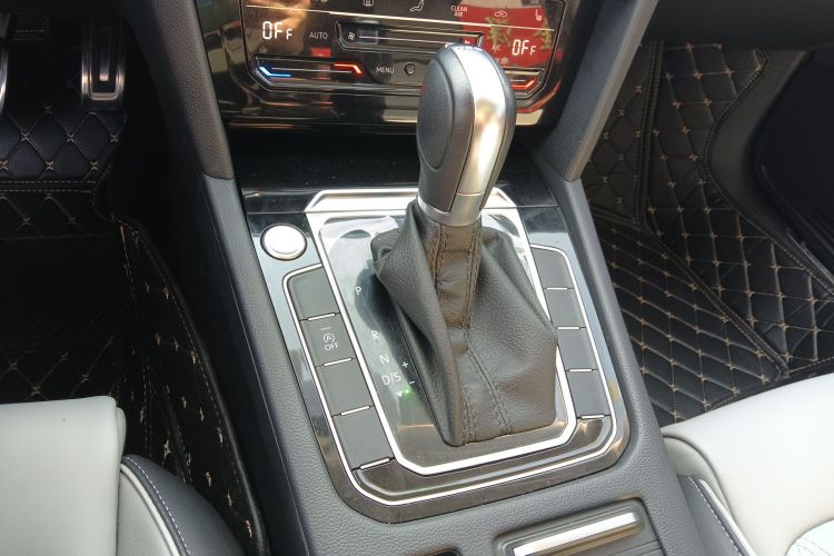 大众 迈腾 2023款 200万辆纪念版 330TSI DSG领先型中控内饰18