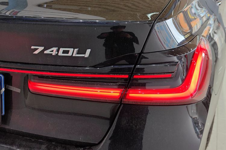 宝马7系 2019款 740Li 领先型 M运动套装车身外观9