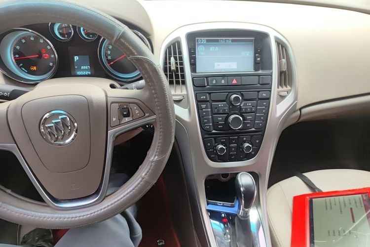 别克 英朗 2013款 GT 1.6L 自动时尚版中控内饰16