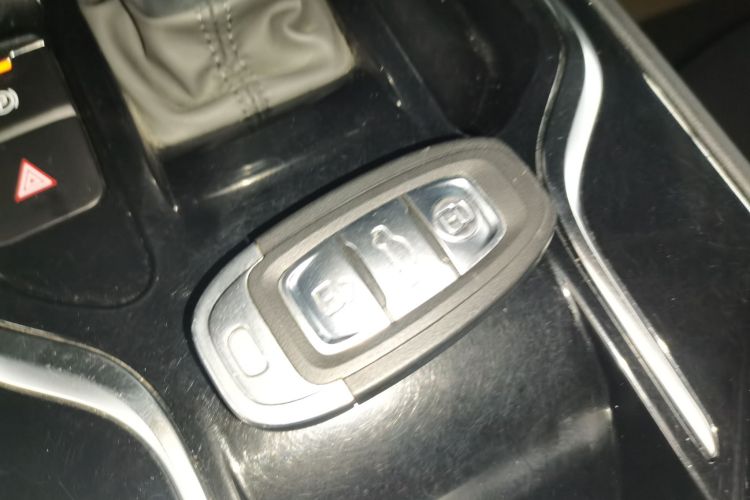 红旗E-QM5 2023款 620km PLUS中控内饰7001