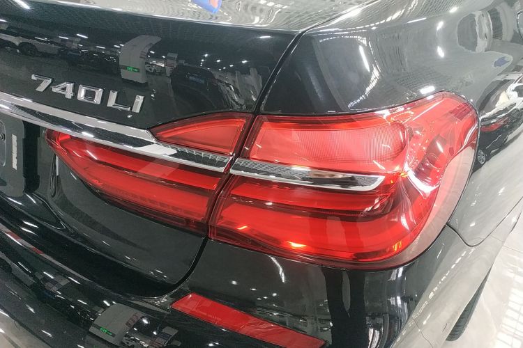 宝马7系 2018款 730Li 领先型 M运动套装车身外观9