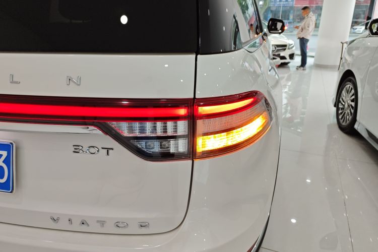 林肯 飞行家 2022款 3.0T V6 四驱尊享版车身外观9