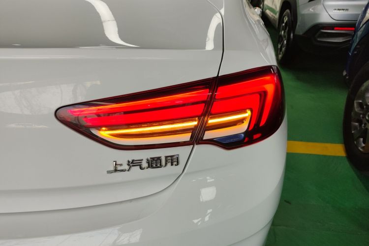 别克 君威 2020款 552T 豪华型车身外观9