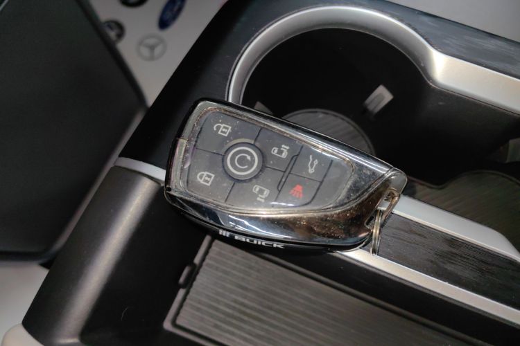 别克GL8 2025款 陆尊 智享版中控内饰7001