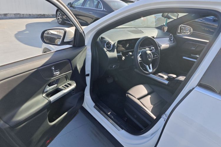 奔驰GLA 2023款 GLA 220中控内饰7003