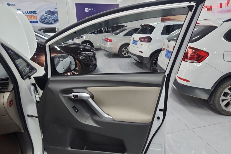 丰田 逸致 2014款 星耀 180G CVT舒适版中控内饰7005