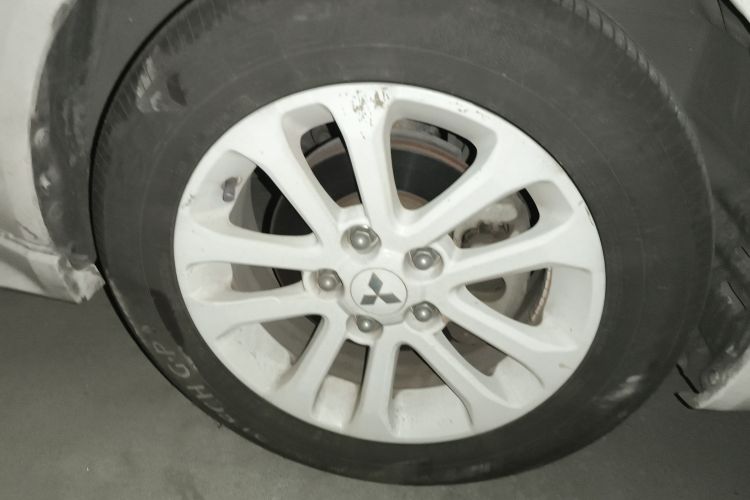 三菱 翼神 2012款 时尚版 1.8L 手动舒适型车身外观10