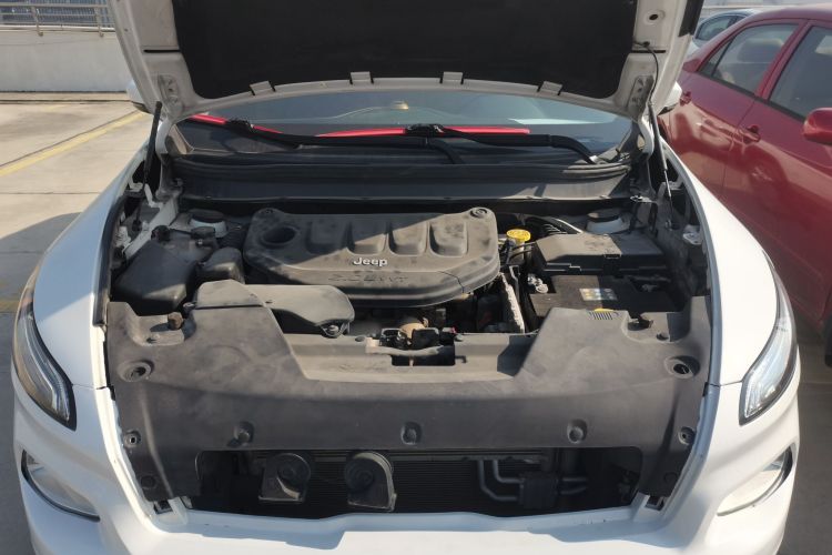 Jeep 自由光 2017款 2.0L 优越版机舱底盘24