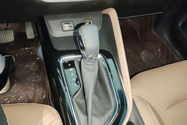 别克GL6 2021款 323T 轻混动互联豪华型中控内饰18