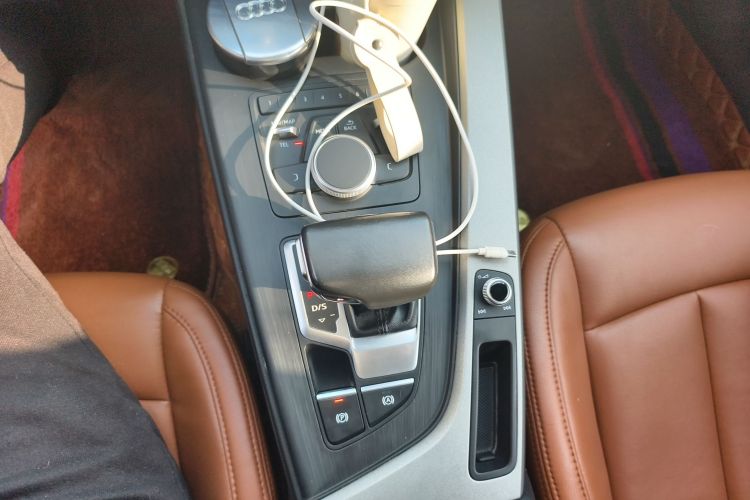 奥迪A4L 2018款 30周年年型 40 TFSI 进取型中控内饰18