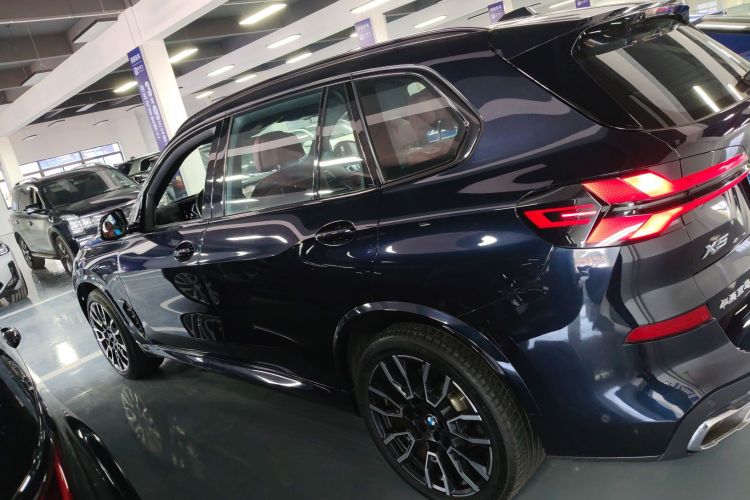 宝马X5 2023款 xDrive 40Li M运动曜夜套装车身外观6003