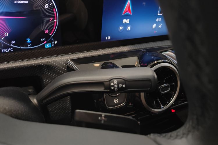 奔驰A级 2023款 A 200 L 动感型中控内饰18