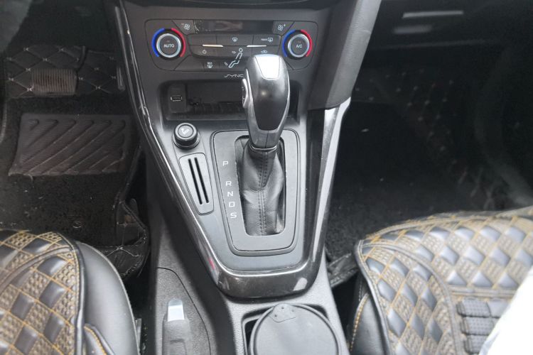 福特 福克斯 2015款 三厢 1.6L 自动风尚型中控内饰18