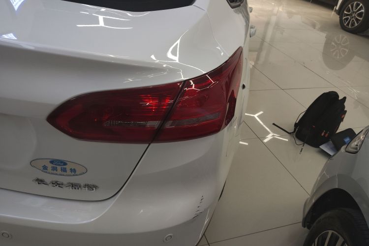 福特 福克斯 2018款 三厢经典 1.6L 自动风尚型智行版车身外观9