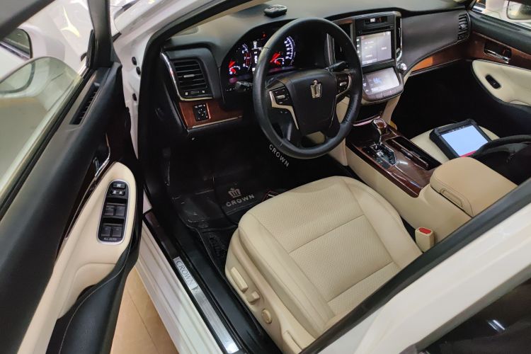 丰田 皇冠 2015款 2.5L 智享版中控内饰20