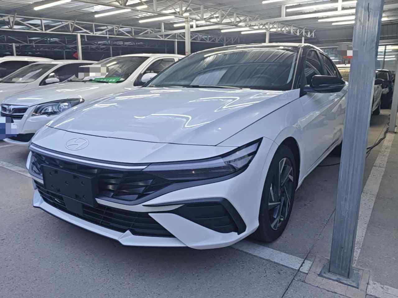 现代 伊兰特 2023款 1.5L CVT LUX尊贵版(2)