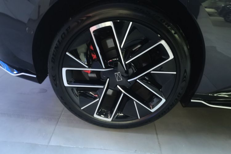 阿维塔12 2023款 650 三激光四驱性能版车身外观6004