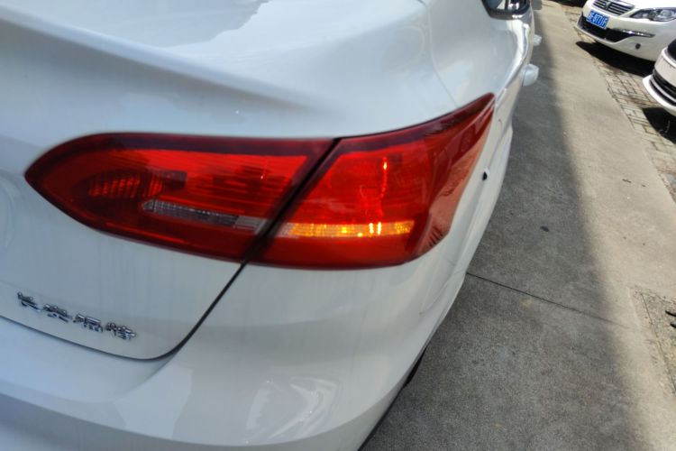 福特 福克斯 2018款 三厢经典 1.6L 自动风尚型智行版车身外观9