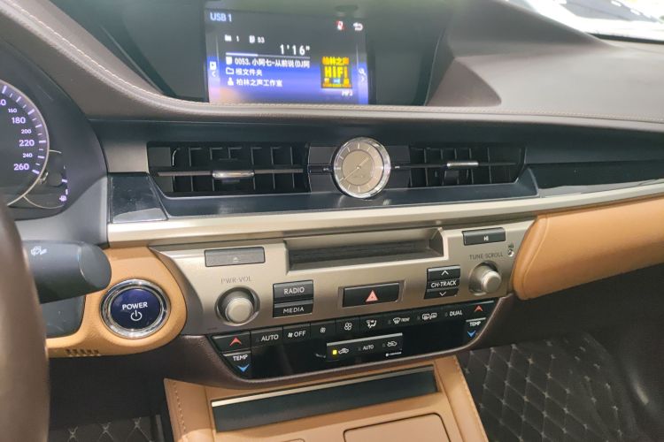 雷克萨斯ES 2015款 300h 舒适版局部细节16