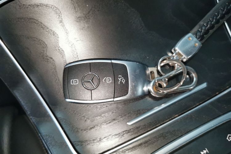 奔驰C级 2019款 C 180 L 时尚型运动版中控内饰11