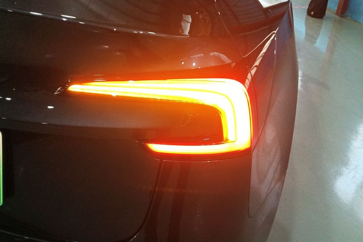 特斯拉 Model 3 2023款 后轮驱动版车身外观9