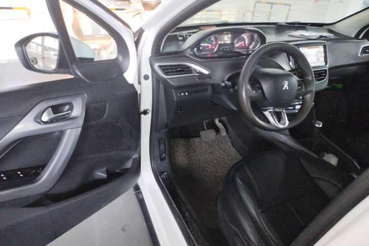 标致2008 2016款 230THP 自动时尚版中控内饰7003