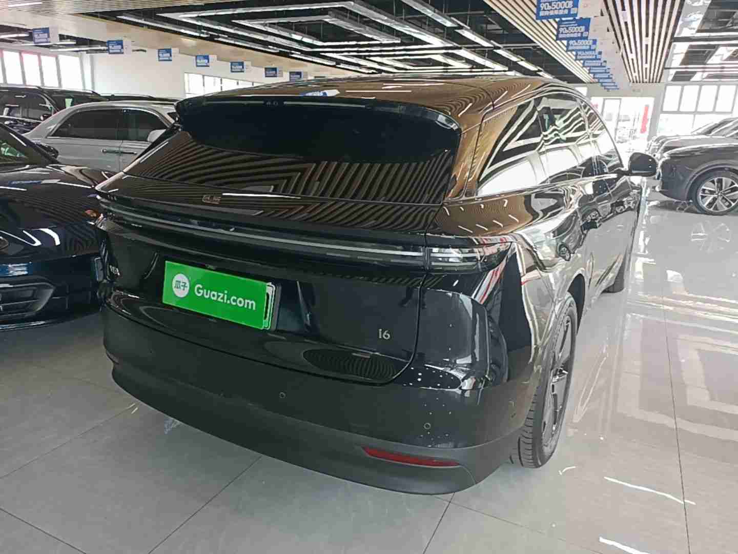 车辆右后45度外观展示