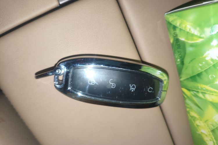 腾势D9 2022款 DM-i 970 四驱旗舰型中控内饰7001