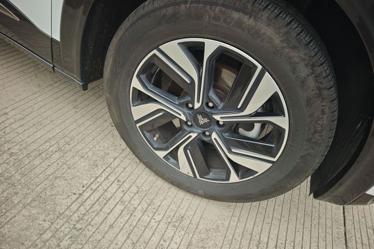 哪吒汽车 哪吒U 2022款 智610 三元锂车身外观10