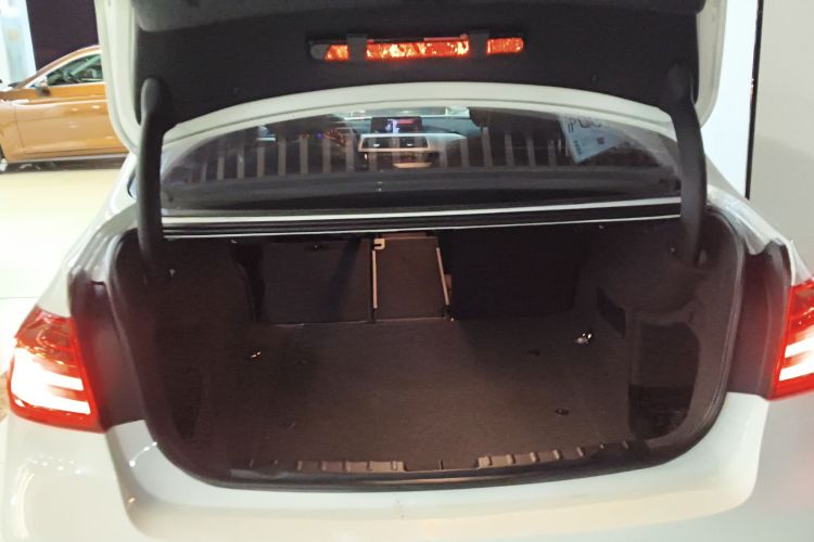 宝马3系 2014款 320i 时尚型机舱底盘23