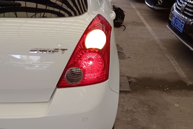 铃木 雨燕 2014款 1.5L 自动时尚型车身外观9