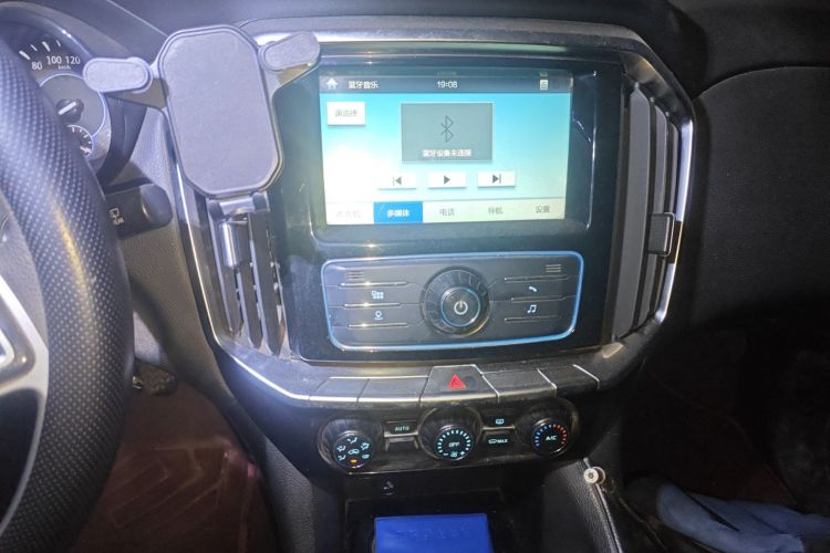江铃 驭胜S350 2017款 2.0T 手动两驱柴油豪华天窗版5座中控内饰16