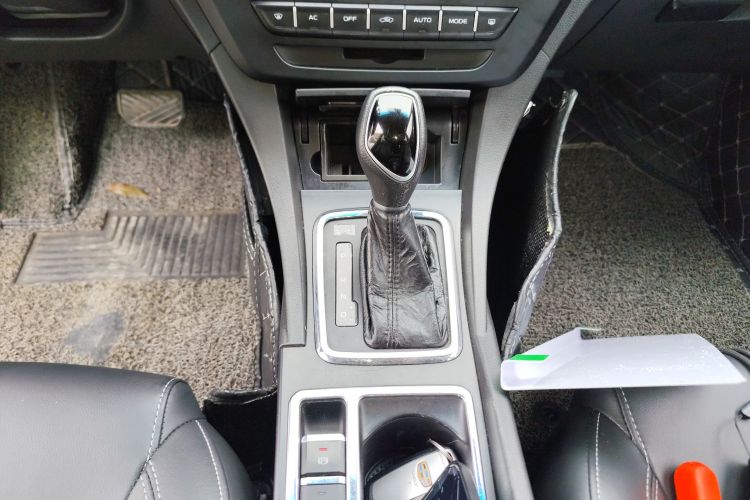 吉利汽车 帝豪 2017款 三厢百万款 1.5L CVT向上版中控内饰18