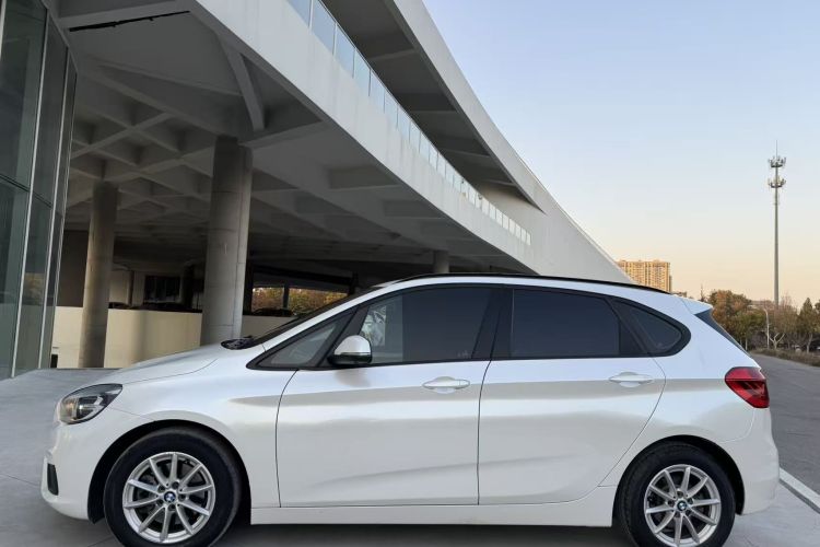 宝马2系旅行车 2016款 218i 时尚型车身外观4