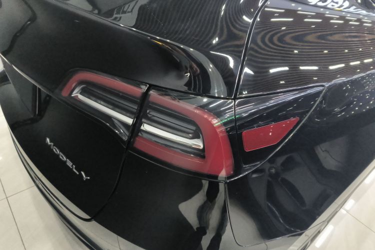 特斯拉 Model Y 2022款 改款 长续航全轮驱动版车身外观9