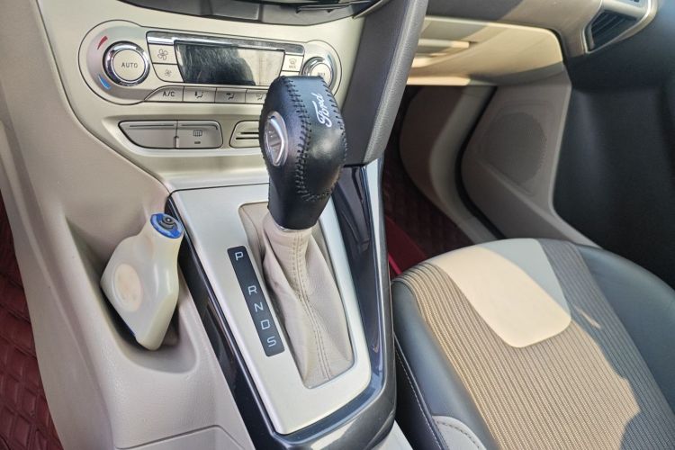 福特 福克斯 2012款 三厢 1.6L 自动风尚型局部细节18