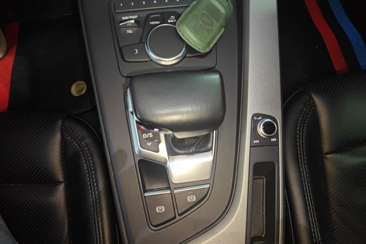 奥迪A4L 2018款 30周年年型 40 TFSI 进取型中控内饰18