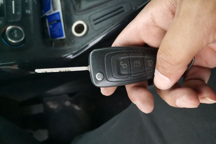 福特 福克斯 2015款 两厢 1.6L 手动风尚型中控内饰11